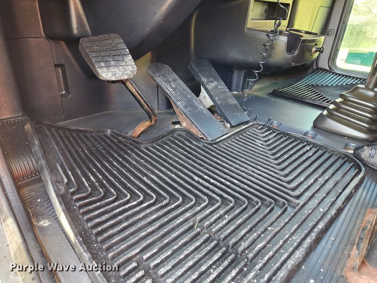 image for item MK9440 2015 Peterbilt 348  dump truck