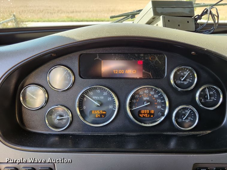 image for item MK9440 2015 Peterbilt 348  dump truck