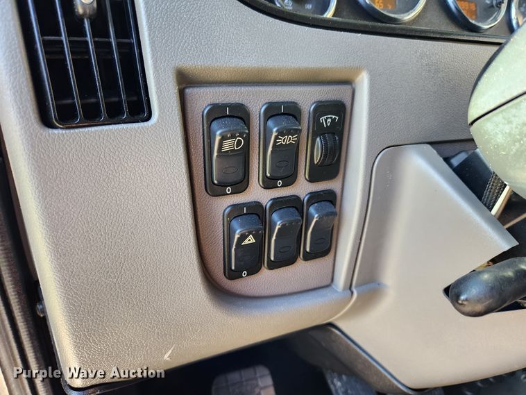 image for item MK9440 2015 Peterbilt 348  dump truck