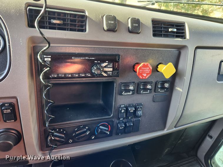 image for item MK9440 2015 Peterbilt 348  dump truck