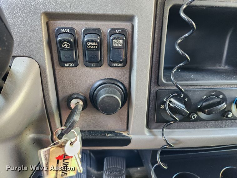 image for item MK9440 2015 Peterbilt 348  dump truck