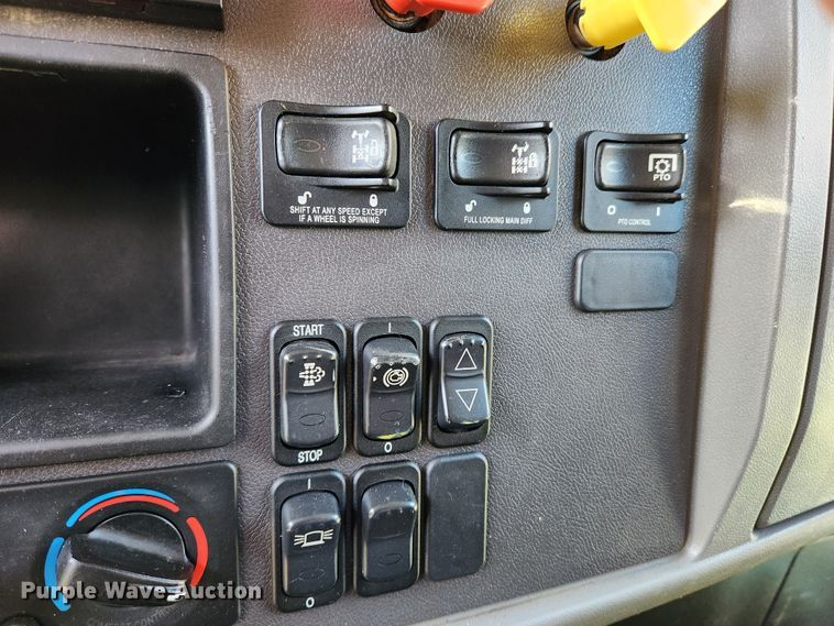 image for item MK9440 2015 Peterbilt 348  dump truck