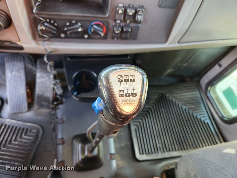 image for item MK9440 2015 Peterbilt 348  dump truck