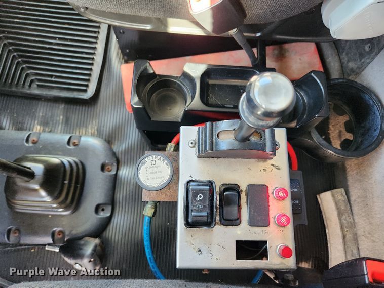 image for item MK9440 2015 Peterbilt 348  dump truck