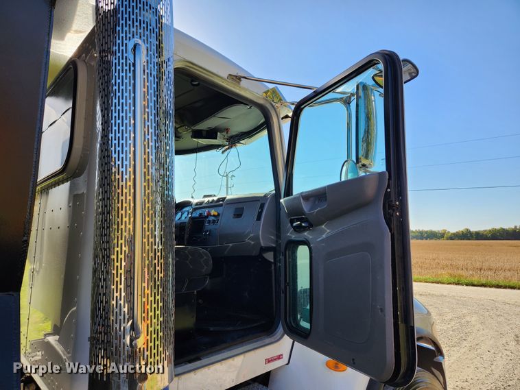 image for item MK9440 2015 Peterbilt 348  dump truck