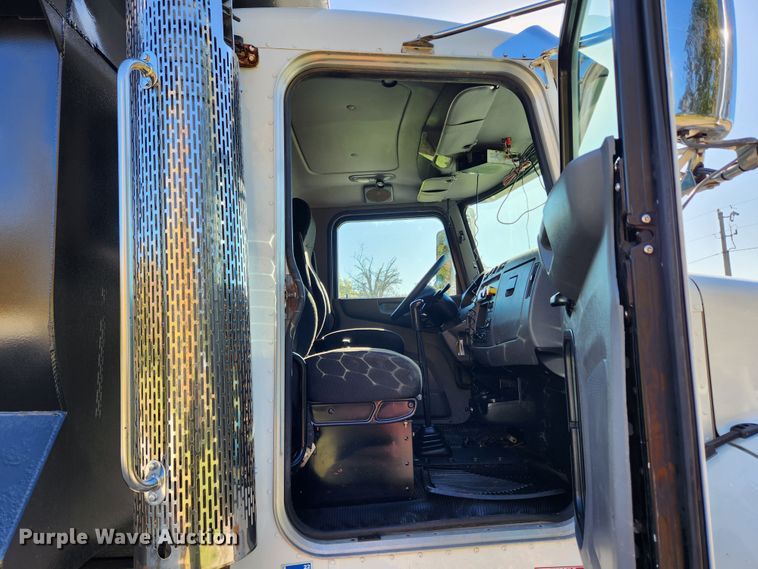 image for item MK9440 2015 Peterbilt 348  dump truck