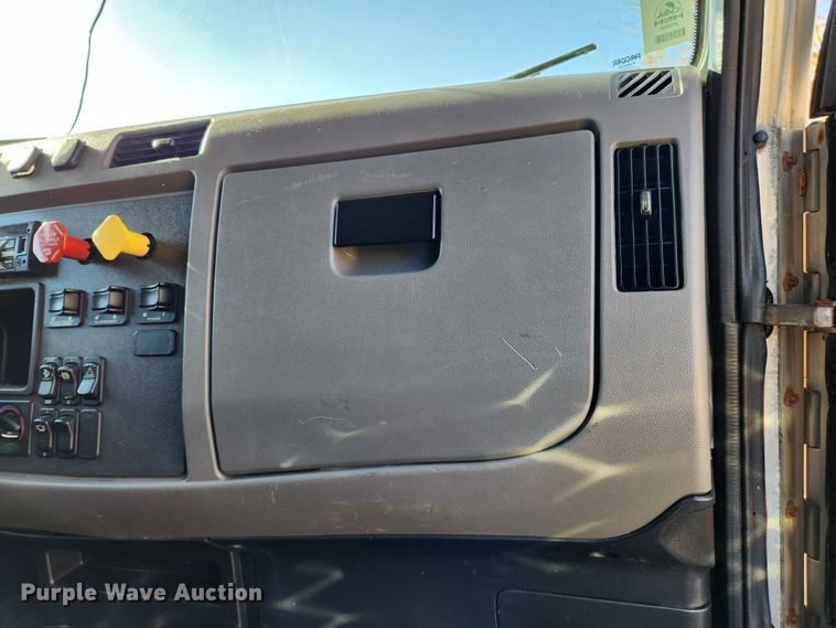 image for item MK9440 2015 Peterbilt 348  dump truck