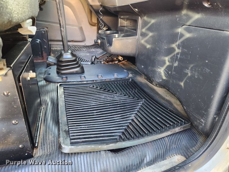 image for item MK9440 2015 Peterbilt 348  dump truck