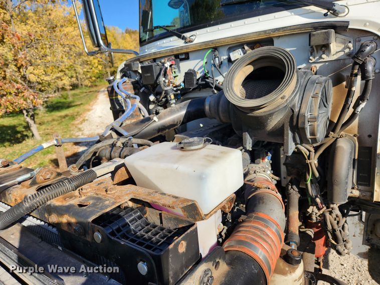 image for item MK9440 2015 Peterbilt 348  dump truck