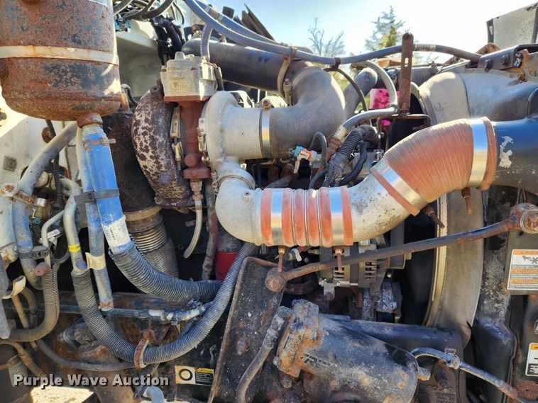 image for item MK9440 2015 Peterbilt 348  dump truck