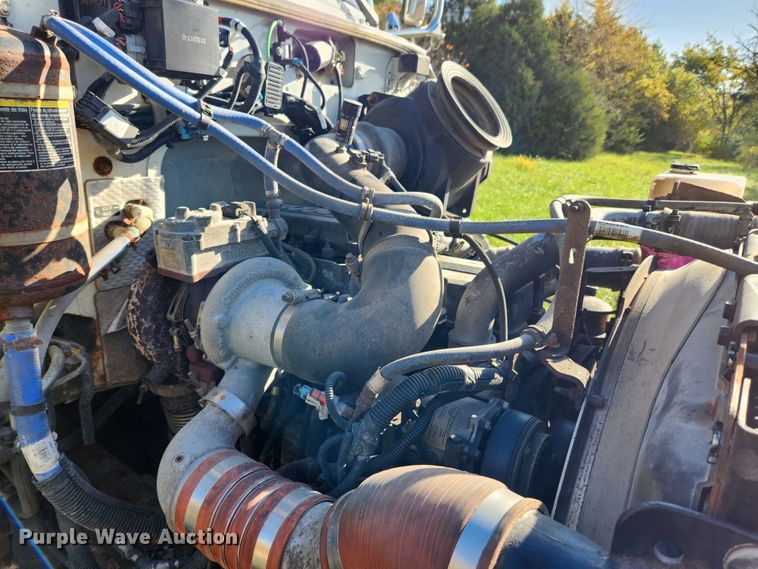 image for item MK9440 2015 Peterbilt 348  dump truck