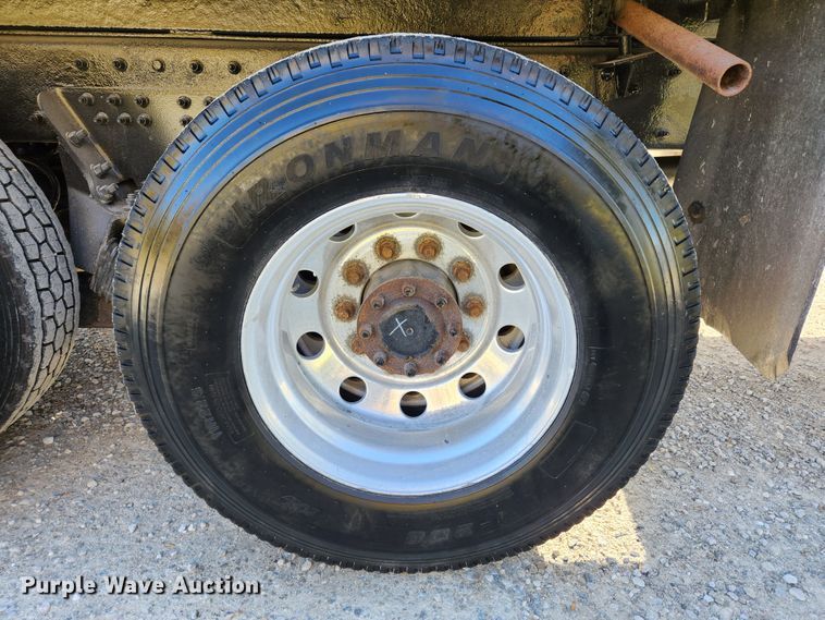 image for item MK9440 2015 Peterbilt 348  dump truck