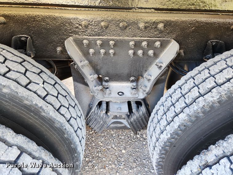 image for item MK9440 2015 Peterbilt 348  dump truck