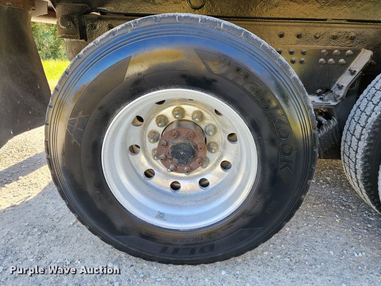 image for item MK9440 2015 Peterbilt 348  dump truck