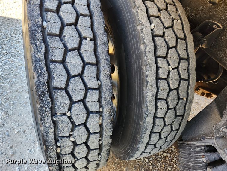 image for item MK9440 2015 Peterbilt 348  dump truck