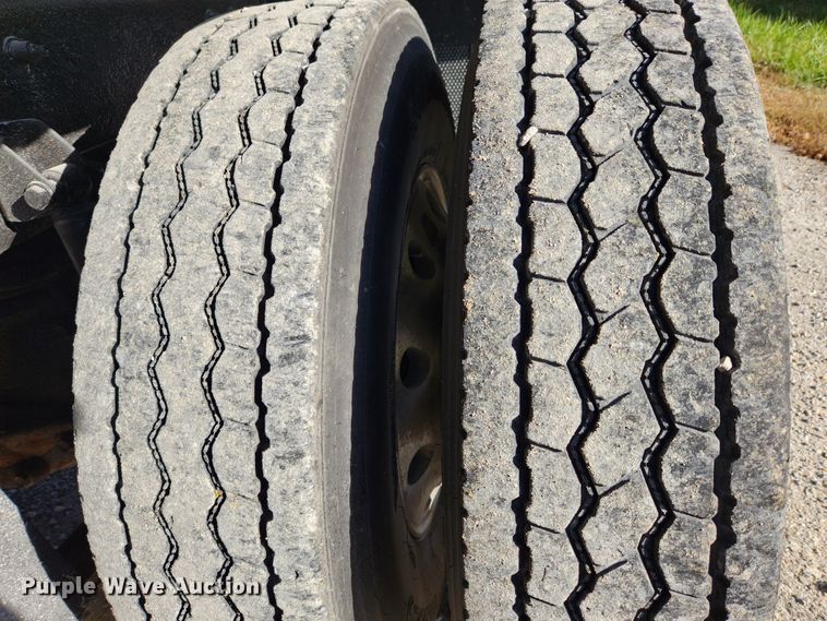 image for item MK9440 2015 Peterbilt 348  dump truck