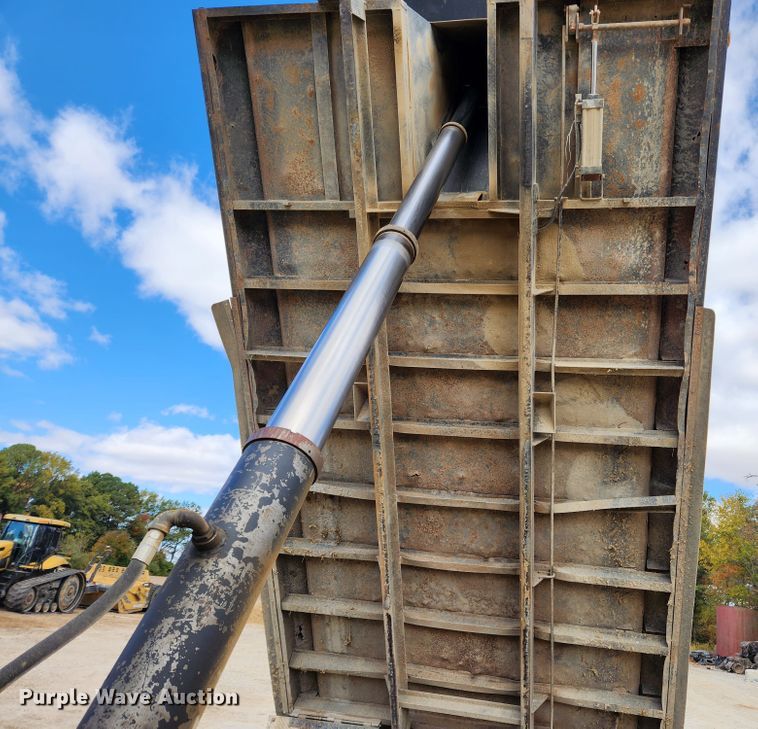 image for item MK9444 1991 Freightliner FLD112  dump truck