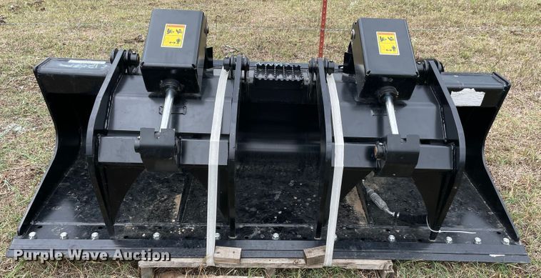 image for item MR9452 2021 Caterpillar  skid steer grapple bucket