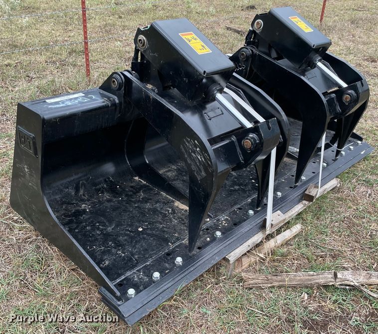 image for item MR9452 2021 Caterpillar  skid steer grapple bucket
