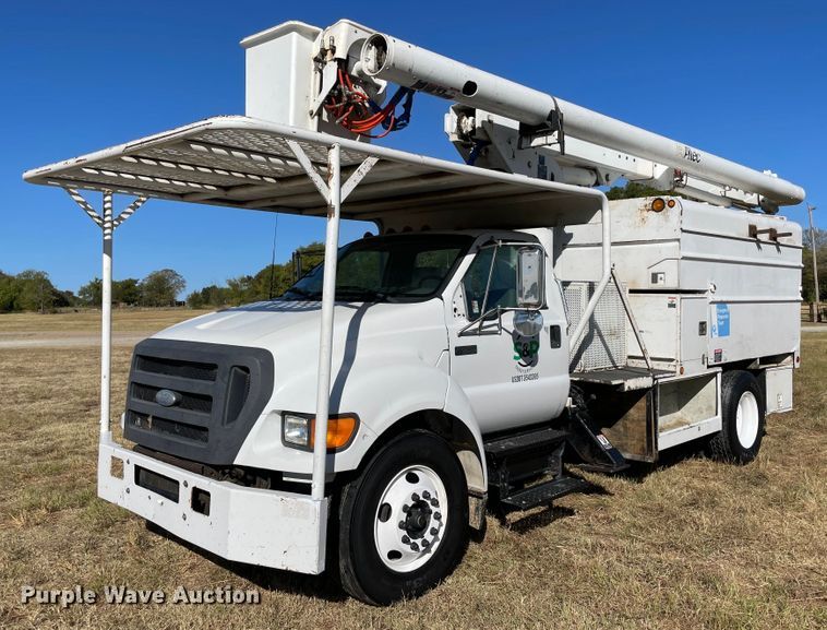 image for item MR9463 2004 Ford F650  forestry bucket truck