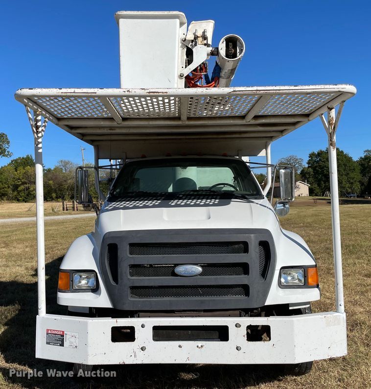 image for item MR9463 2004 Ford F650  forestry bucket truck