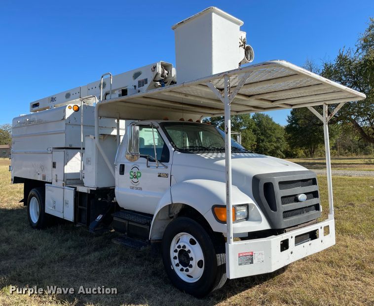 image for item MR9463 2004 Ford F650  forestry bucket truck