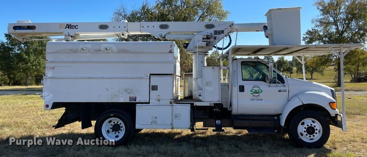 image for item MR9463 2004 Ford F650  forestry bucket truck