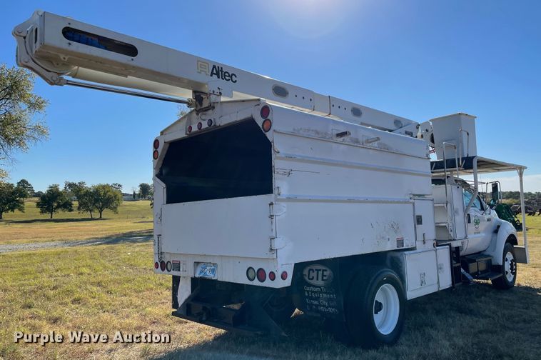 image for item MR9463 2004 Ford F650  forestry bucket truck