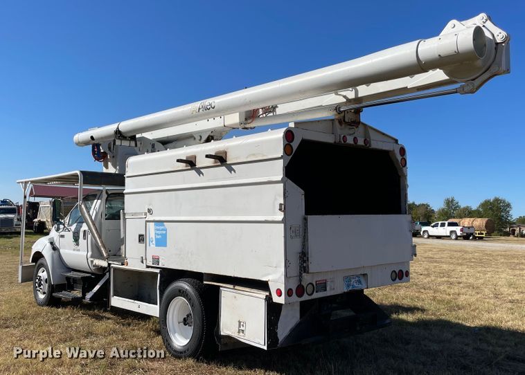 image for item MR9463 2004 Ford F650  forestry bucket truck