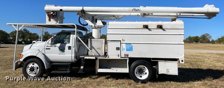 image for item MR9463 2004 Ford F650  forestry bucket truck