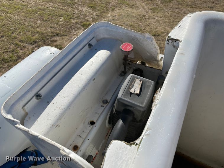 image for item MR9463 2004 Ford F650  forestry bucket truck