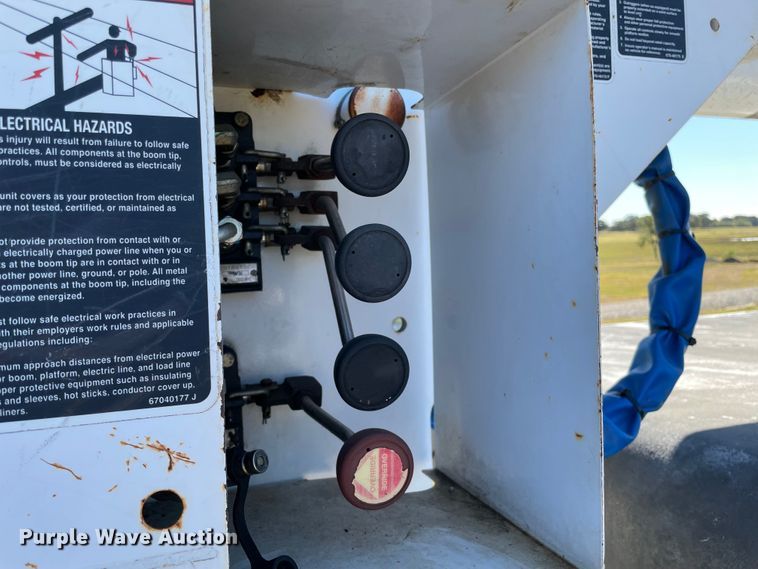 image for item MR9463 2004 Ford F650  forestry bucket truck