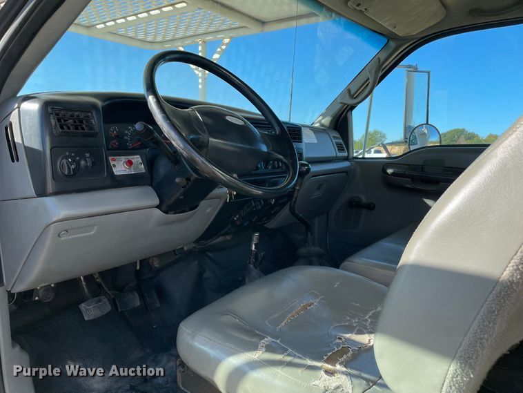 image for item MR9463 2004 Ford F650  forestry bucket truck