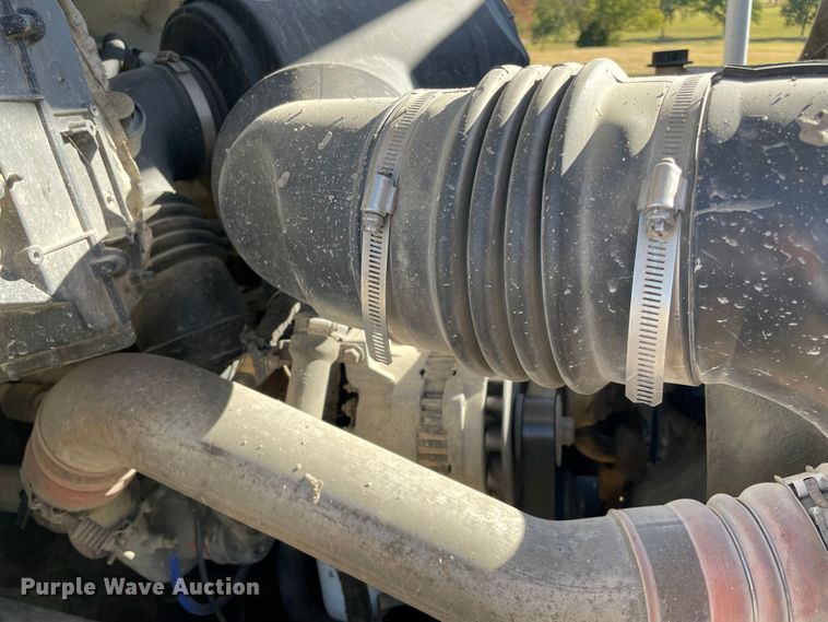 image for item MR9463 2004 Ford F650  forestry bucket truck