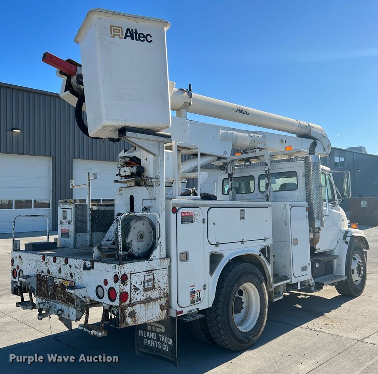 image for item MR9977 2003 Freightliner Business Class M2  bucket truck