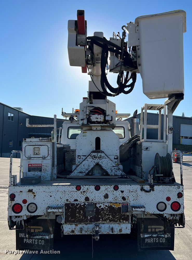 image for item MR9977 2003 Freightliner Business Class M2  bucket truck