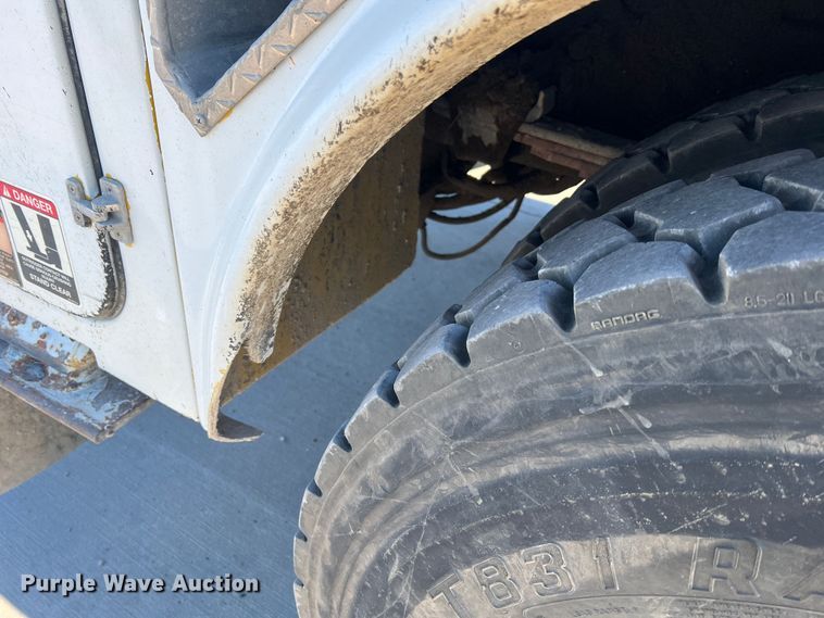 image for item MR9977 2003 Freightliner Business Class M2  bucket truck