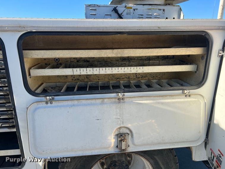 image for item MR9977 2003 Freightliner Business Class M2  bucket truck