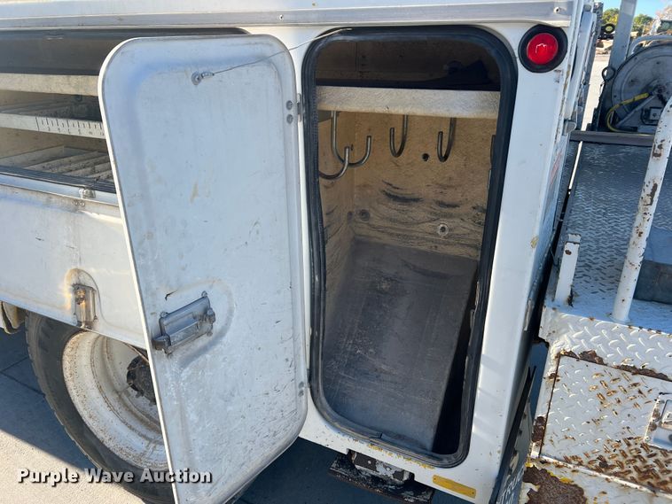 image for item MR9977 2003 Freightliner Business Class M2  bucket truck