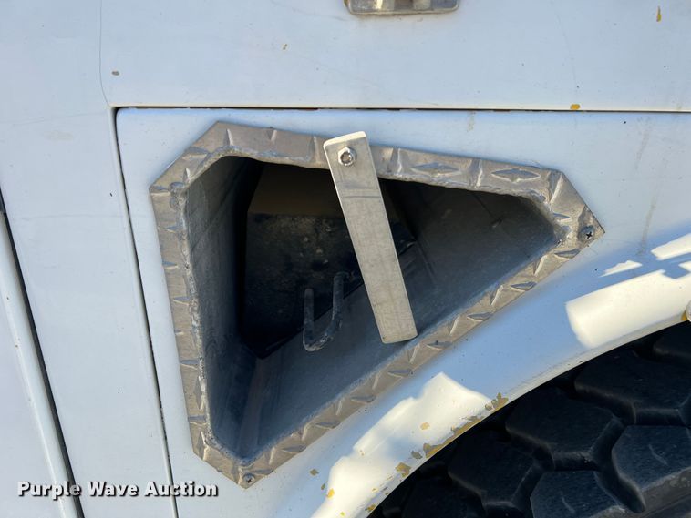 image for item MR9977 2003 Freightliner Business Class M2  bucket truck