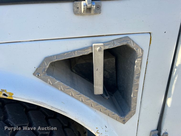 image for item MR9977 2003 Freightliner Business Class M2  bucket truck