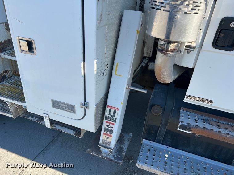 image for item MR9977 2003 Freightliner Business Class M2  bucket truck