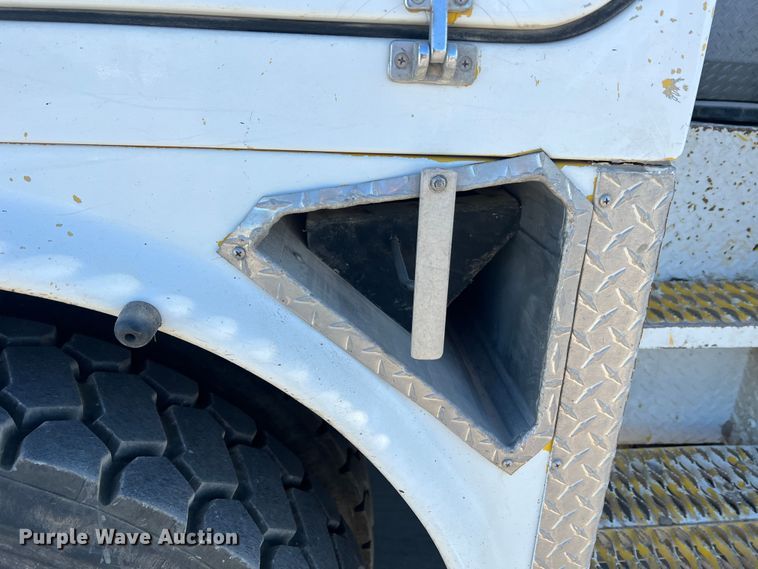 image for item MR9977 2003 Freightliner Business Class M2  bucket truck