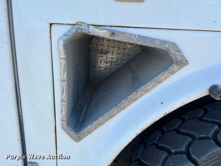 image for item MR9977 2003 Freightliner Business Class M2  bucket truck