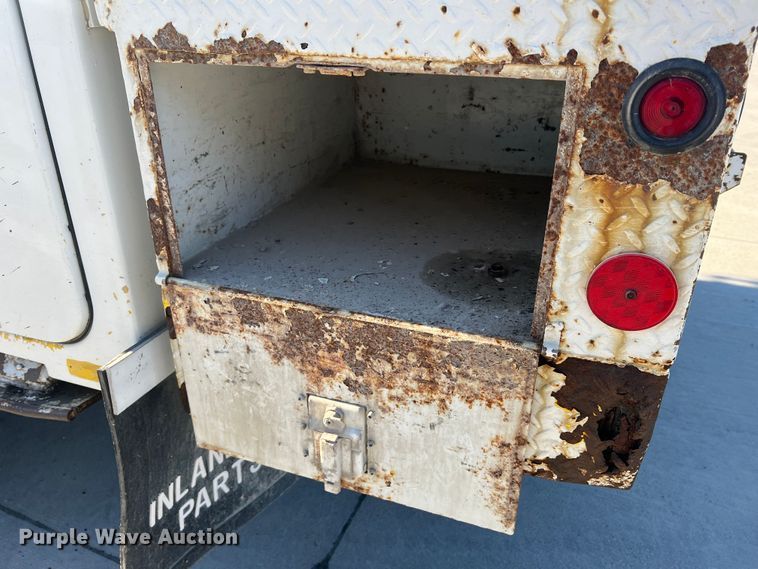 image for item MR9977 2003 Freightliner Business Class M2  bucket truck