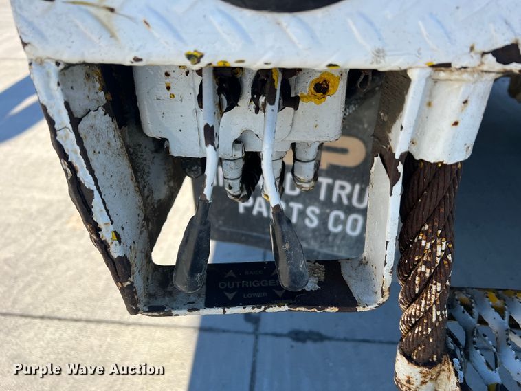 image for item MR9977 2003 Freightliner Business Class M2  bucket truck