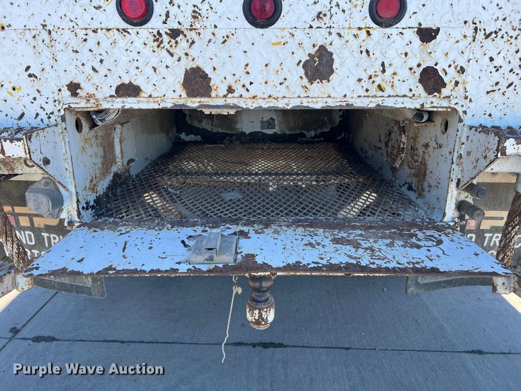 image for item MR9977 2003 Freightliner Business Class M2  bucket truck