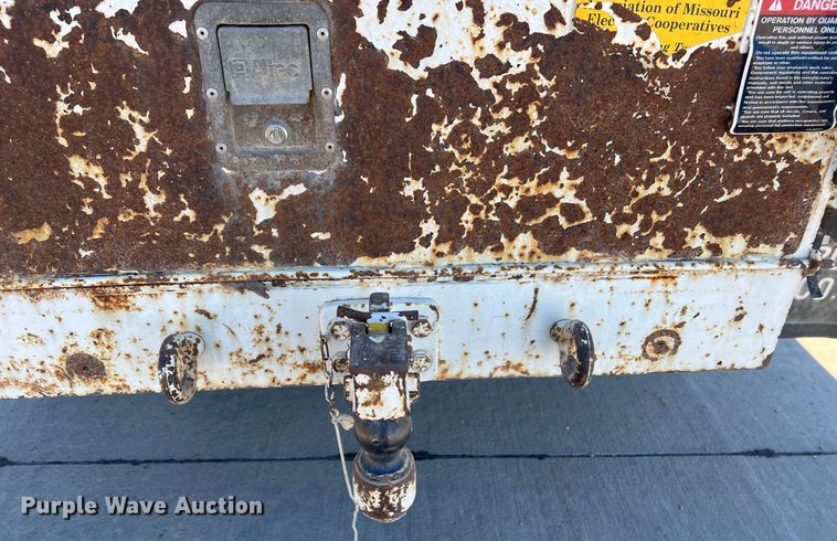 image for item MR9977 2003 Freightliner Business Class M2  bucket truck