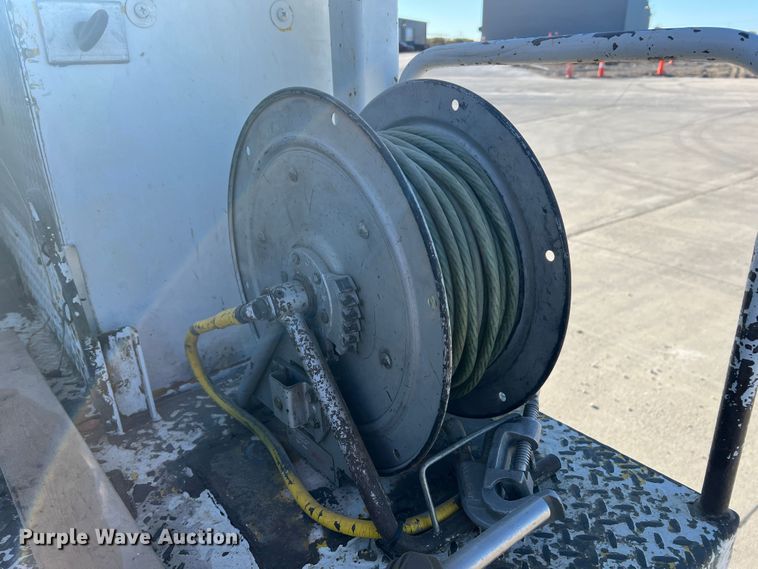 image for item MR9977 2003 Freightliner Business Class M2  bucket truck