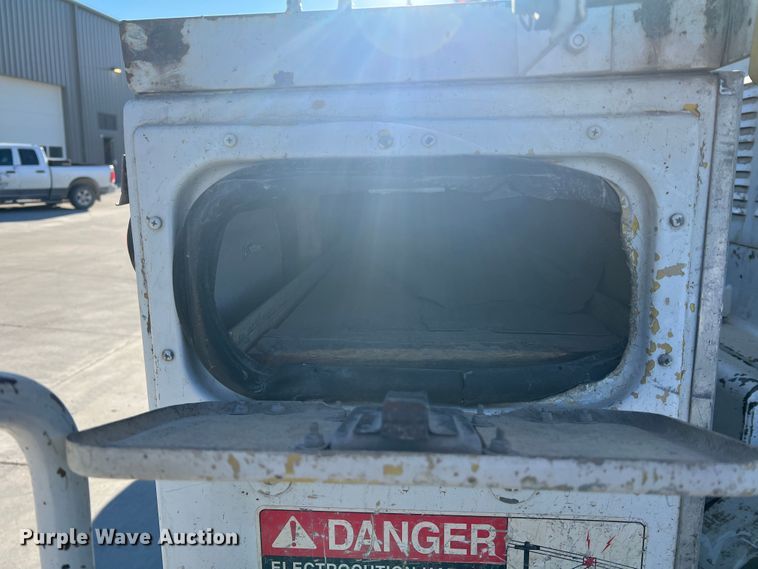 image for item MR9977 2003 Freightliner Business Class M2  bucket truck